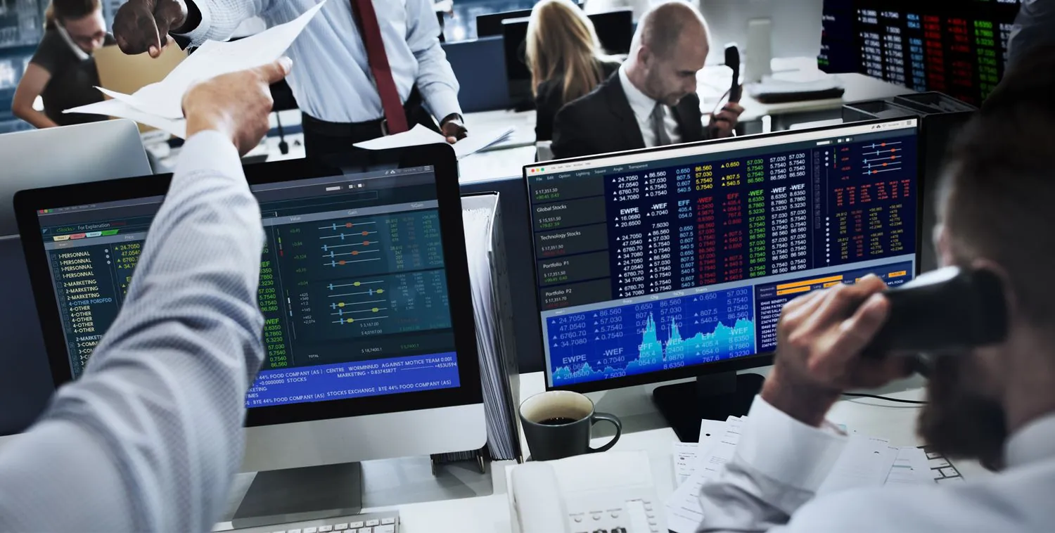 Operadores siguiendo el mercado de capitales en tiempo real